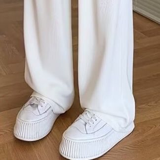 白パンツ 流れるような優雅なワイドパンツ
