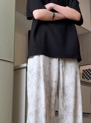 白パンツ ゆったりドローコード風合いパンツ