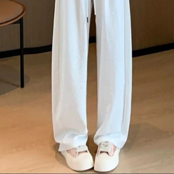 白パンツ 優雅な装いリラックスストレート