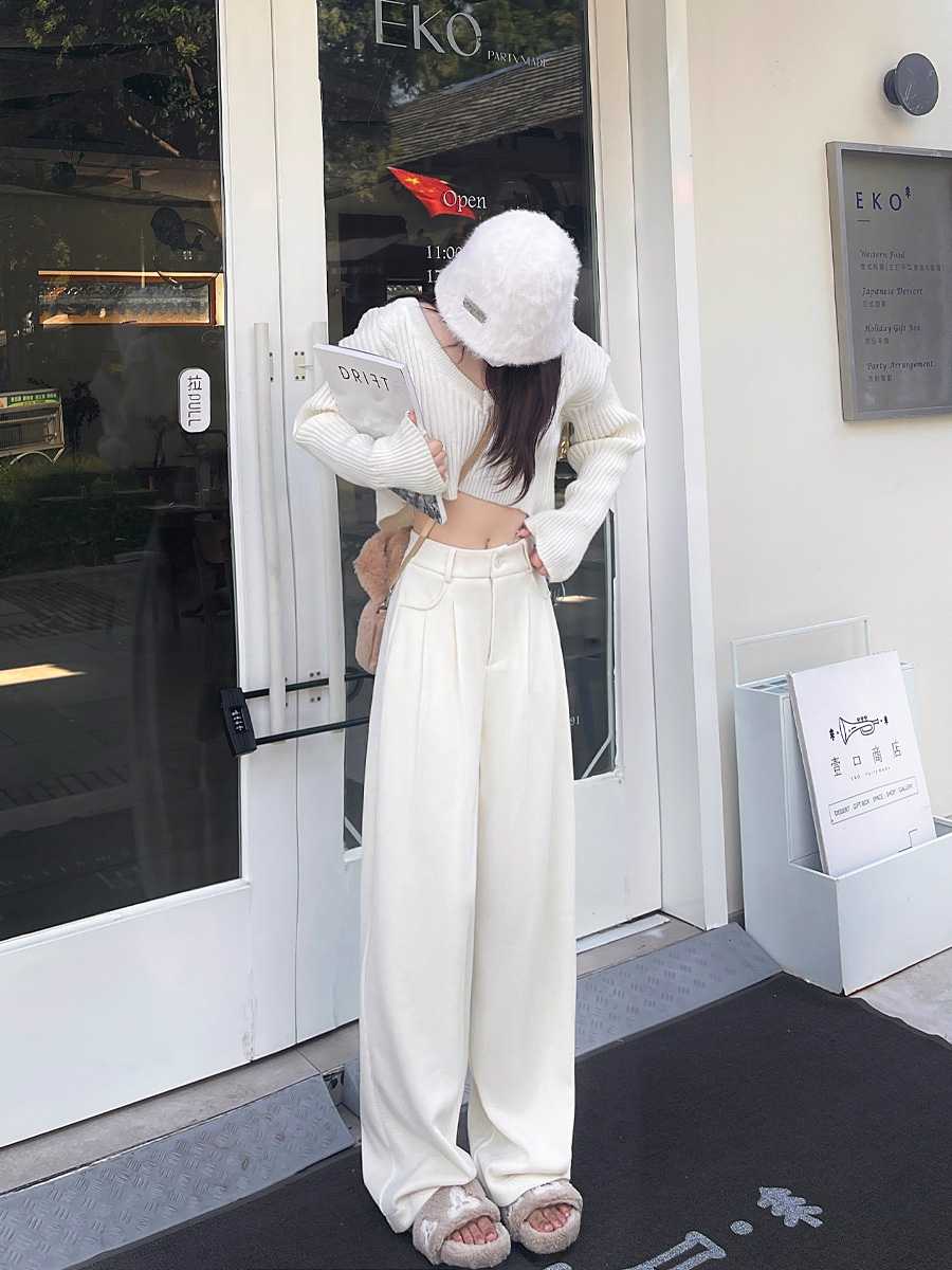 旅行にもピッタリ！白のレディースパンツ５選