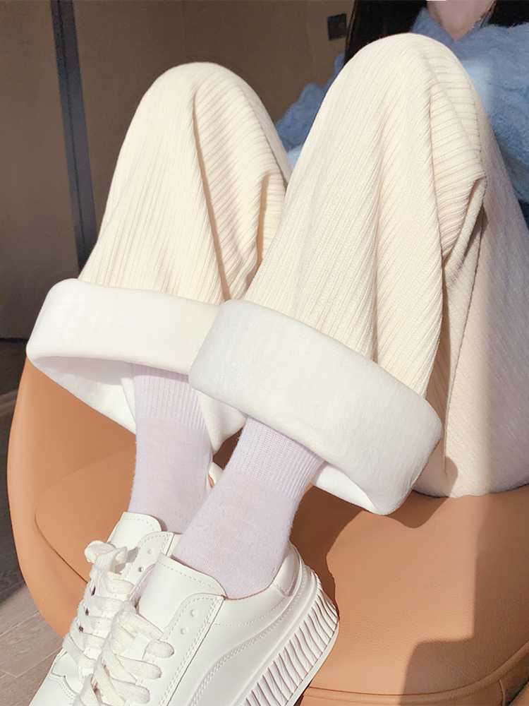 雪が降っても安心！暖かい冬におすすめ白パンツ５選