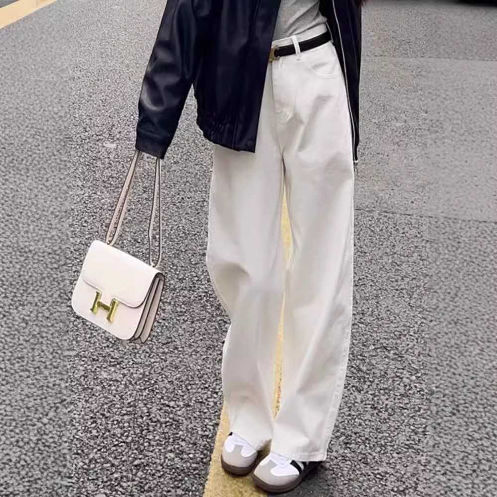 美脚効果抜群！ハイウエストの白パンツで叶える大人女性の憧れスタイル5選