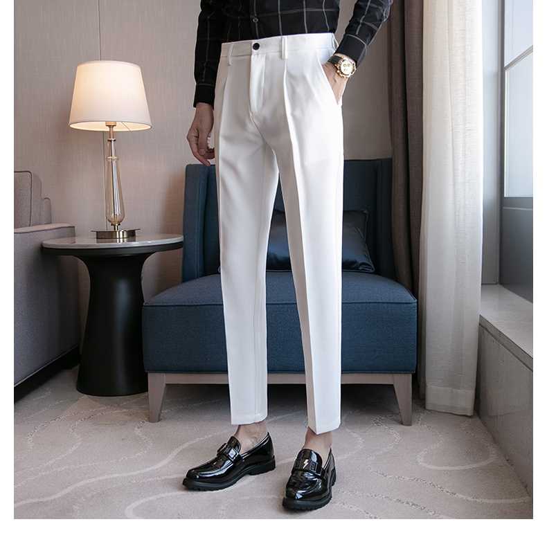 ネイビージャケットにピッタリな白パンツで決まる！メンズスタイルを引き立てる5選