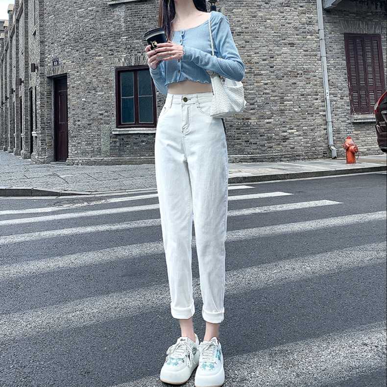 スタイルアップが叶う！白いスキニージーンズの魅力的アイテム5選