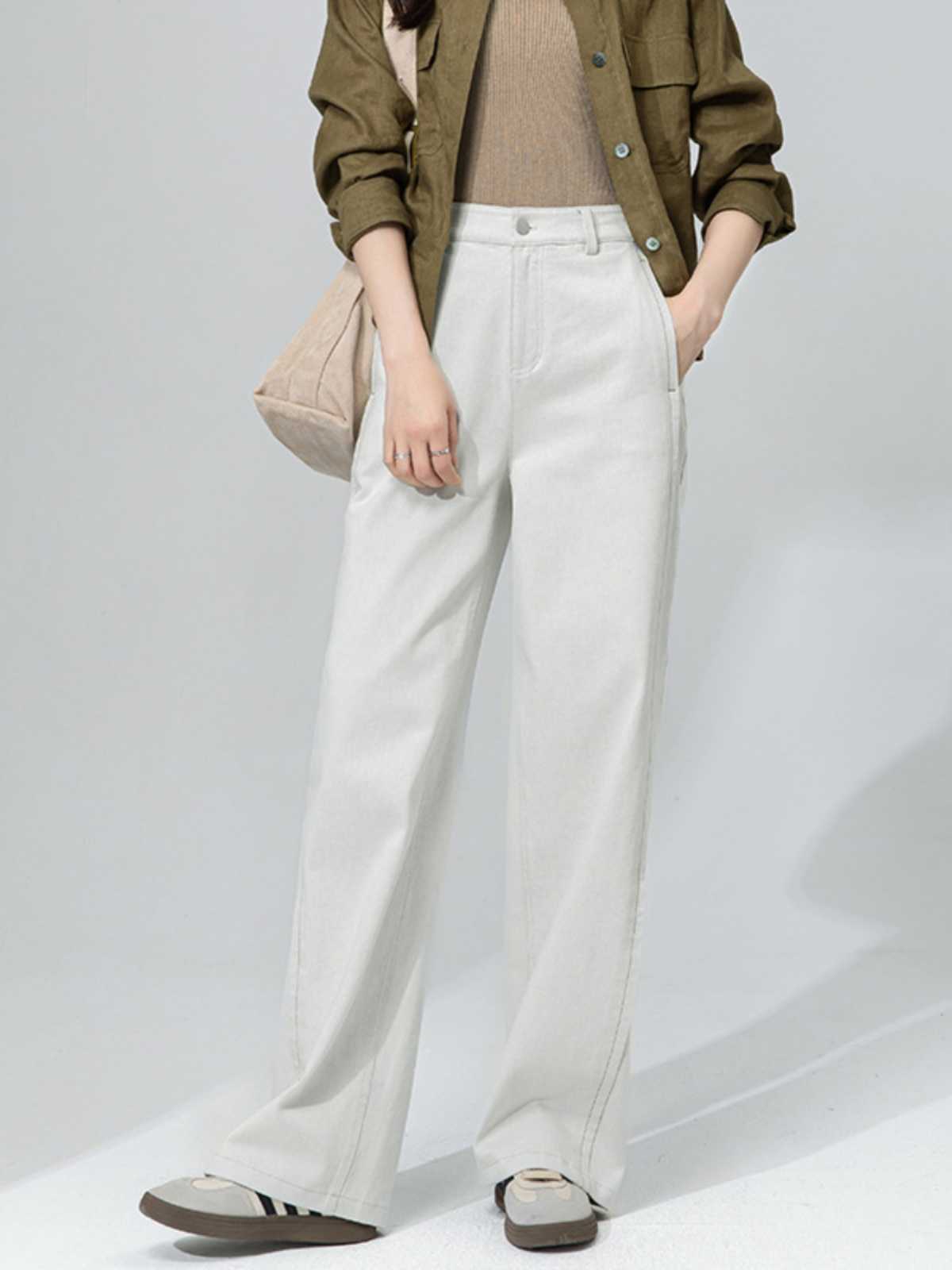 美脚を演出する！白パンツのおすすめ5選