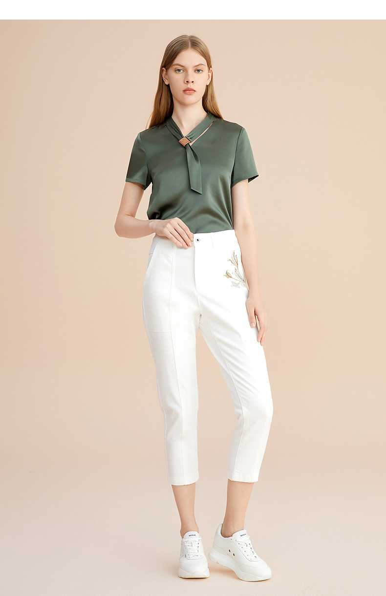 華やかな気分が満開!白×花柄パンツで作る春の着こなしおすすめ5選