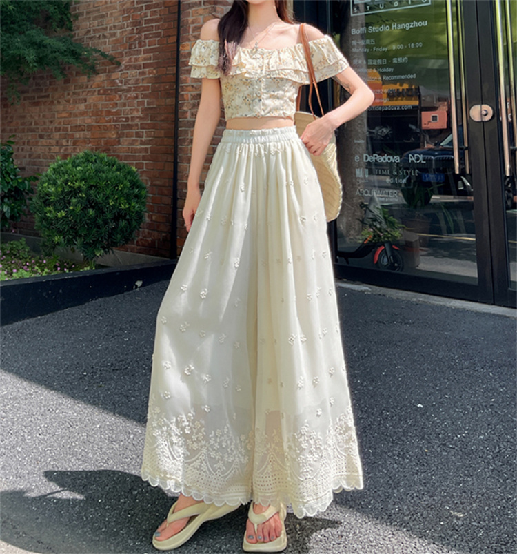 刺繍フリル裾ワイドパンツ 上品な白パンツでエレガント