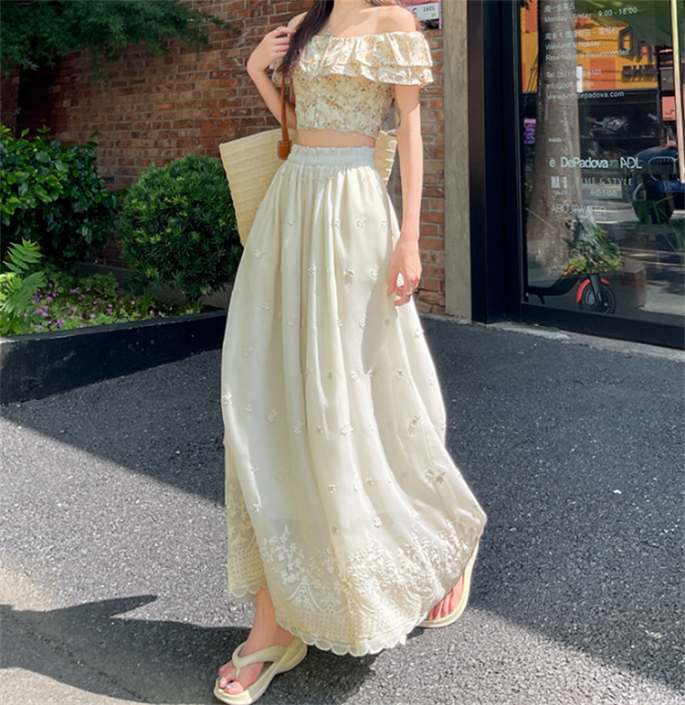 刺繍フリル裾ワイドパンツ 上品な白パンツでエレガント