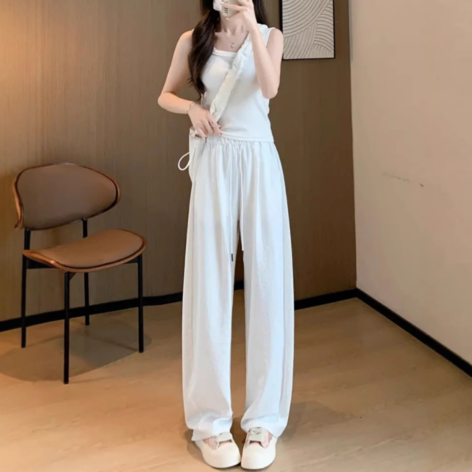 白パンツ 優雅な装いリラックスストレート
