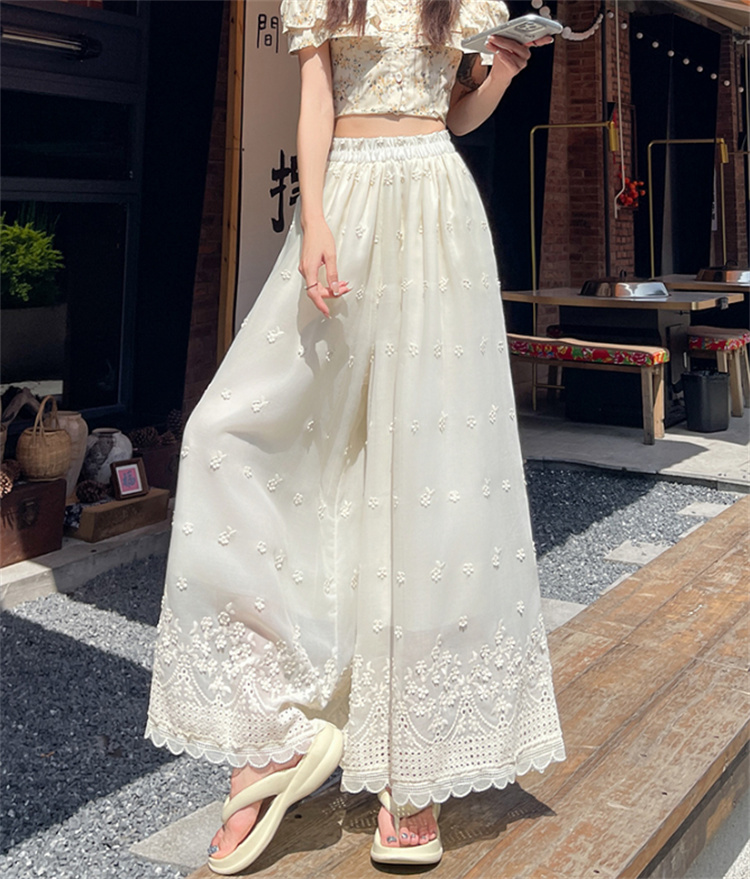刺繍フリル裾ワイドパンツ 上品な白パンツでエレガント