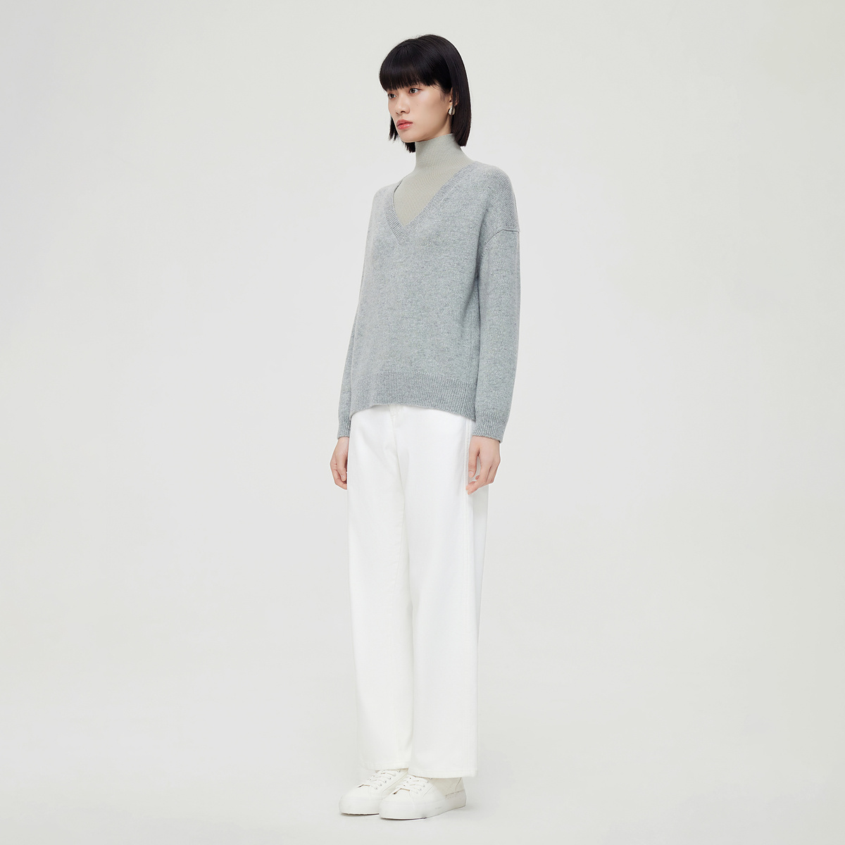 白パンツ しなやかストレートデニムパンツ