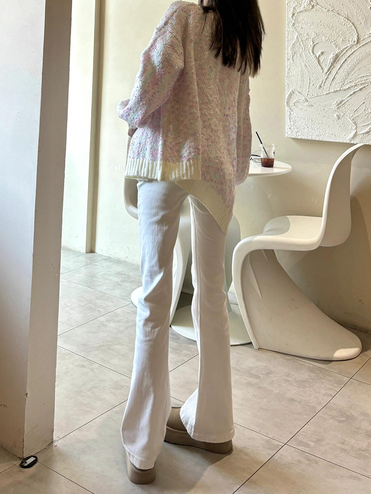 白パンツ 美脚際立つフレアパンツ
