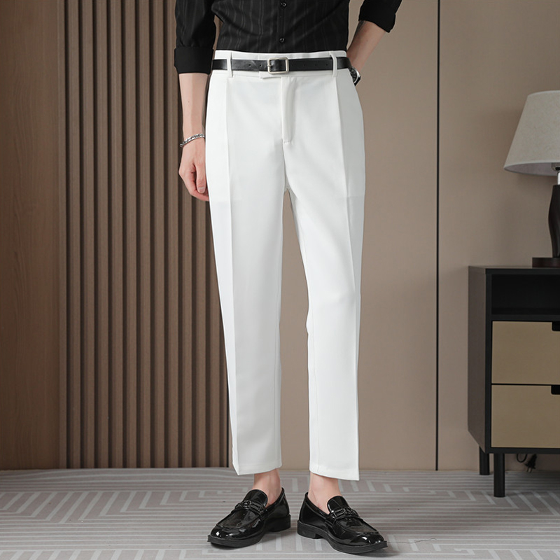 白パンツ 洗練されたテーパードスラックス