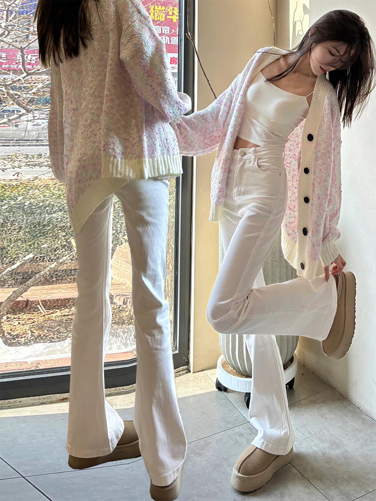 白パンツ 美脚際立つフレアパンツ