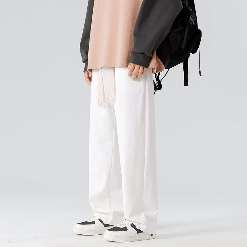 白パンツ 柔らか素材のゆったりストレート