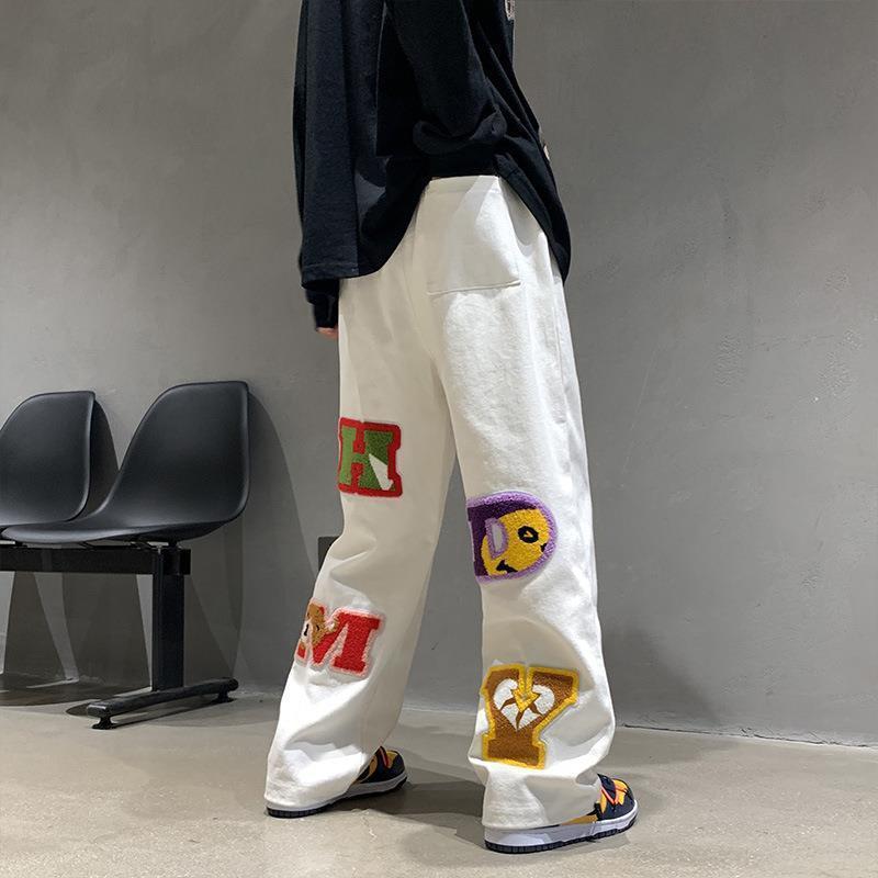 白パンツ ワッペン装飾ストレートパンツ
