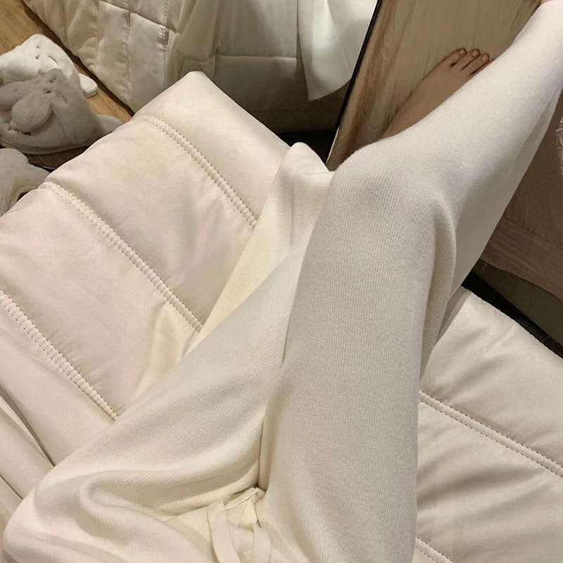 白パンツ やわらかニット風レギパン