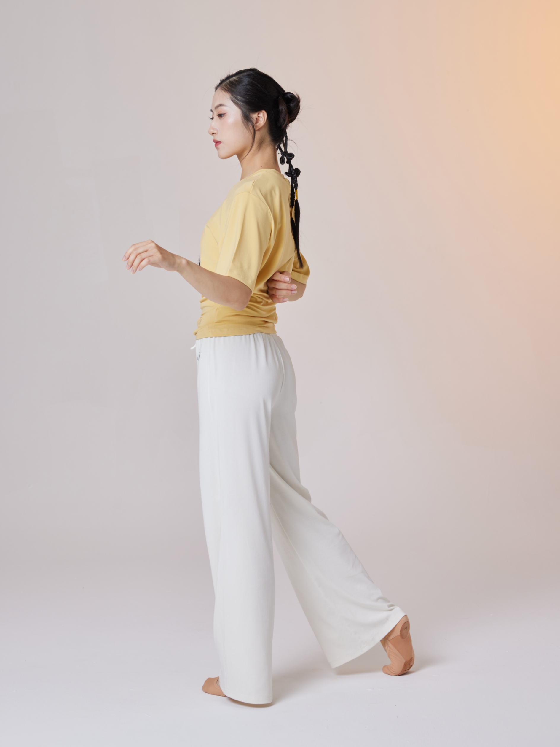 白パンツ 優雅なリラックスフレアパンツ