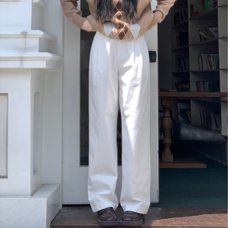 白パンツ ゆったりシルエットストレートパンツ