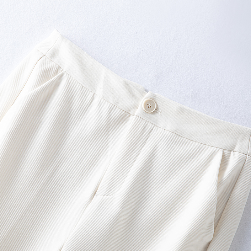 白パンツ リラクシーテーパードスラックス
