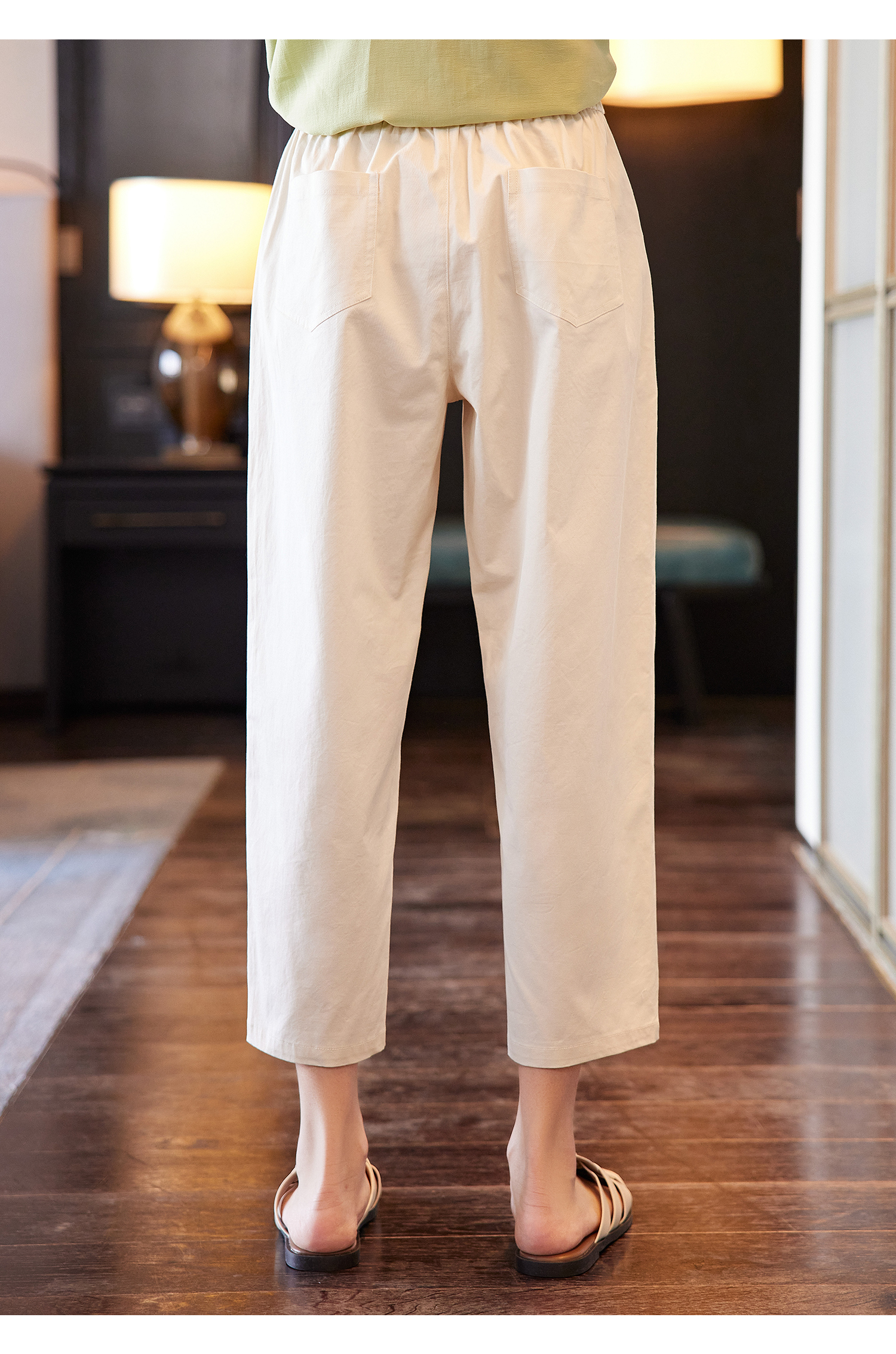 白パンツ リラックスウエスト タック入りクロップドパンツ