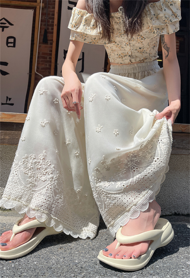 刺繍フリル裾ワイドパンツ 上品な白パンツでエレガント