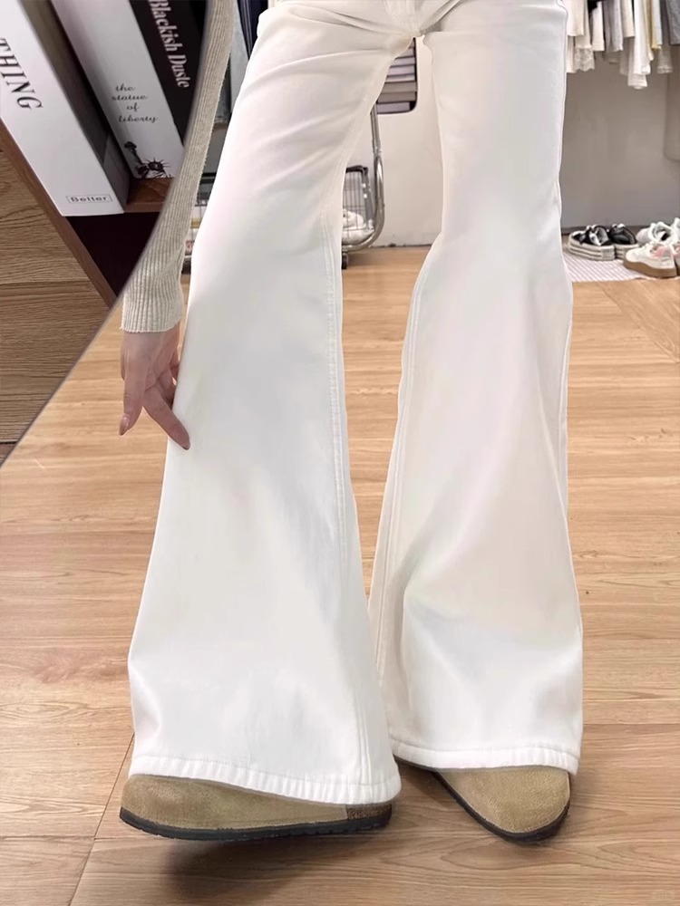 白パンツ 優美なシルエットの裾広がりパンツ