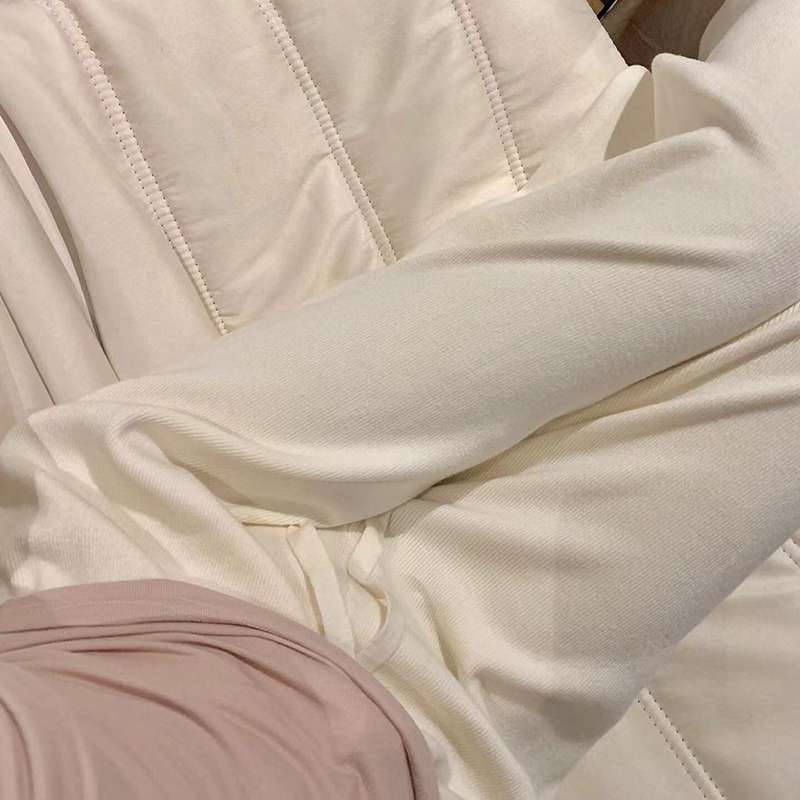 白パンツ やわらかニット風レギパン