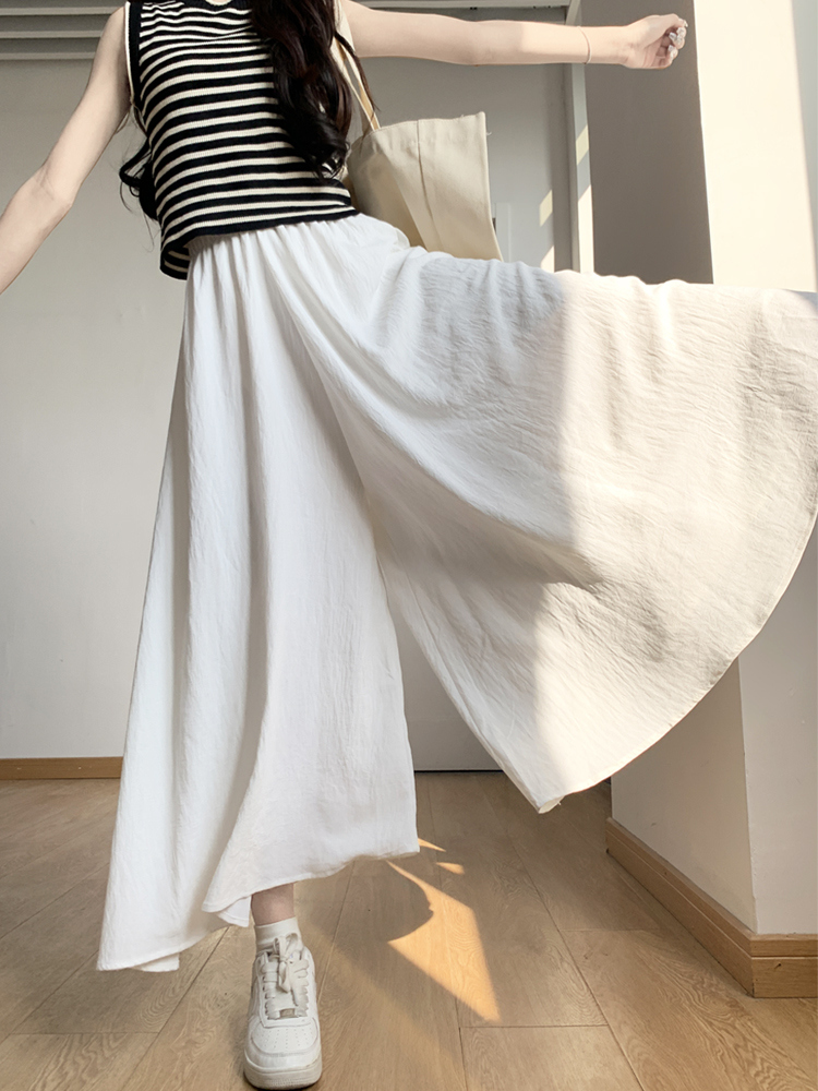 スカート見えする白パンツで叶える大人の上品コーデ5選