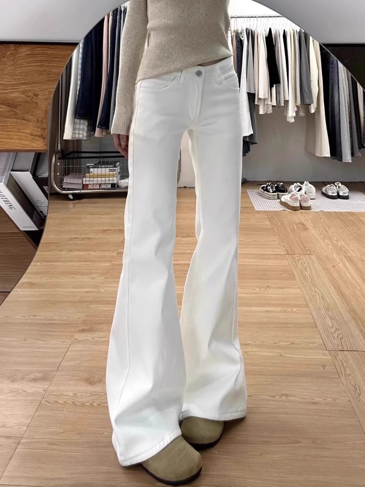 白パンツ 優美なシルエットの裾広がりパンツ