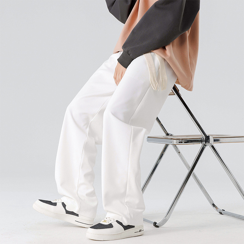 白パンツ 柔らか素材のゆったりストレート