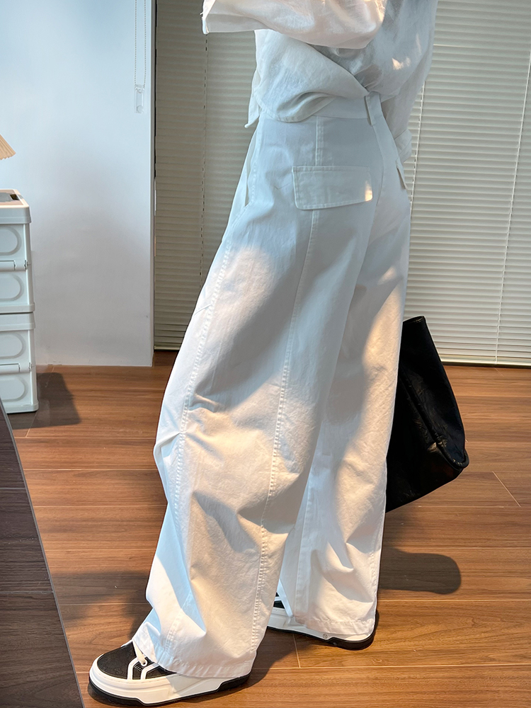 白パンツ 風合い豊かなワイドシルエットカーゴ