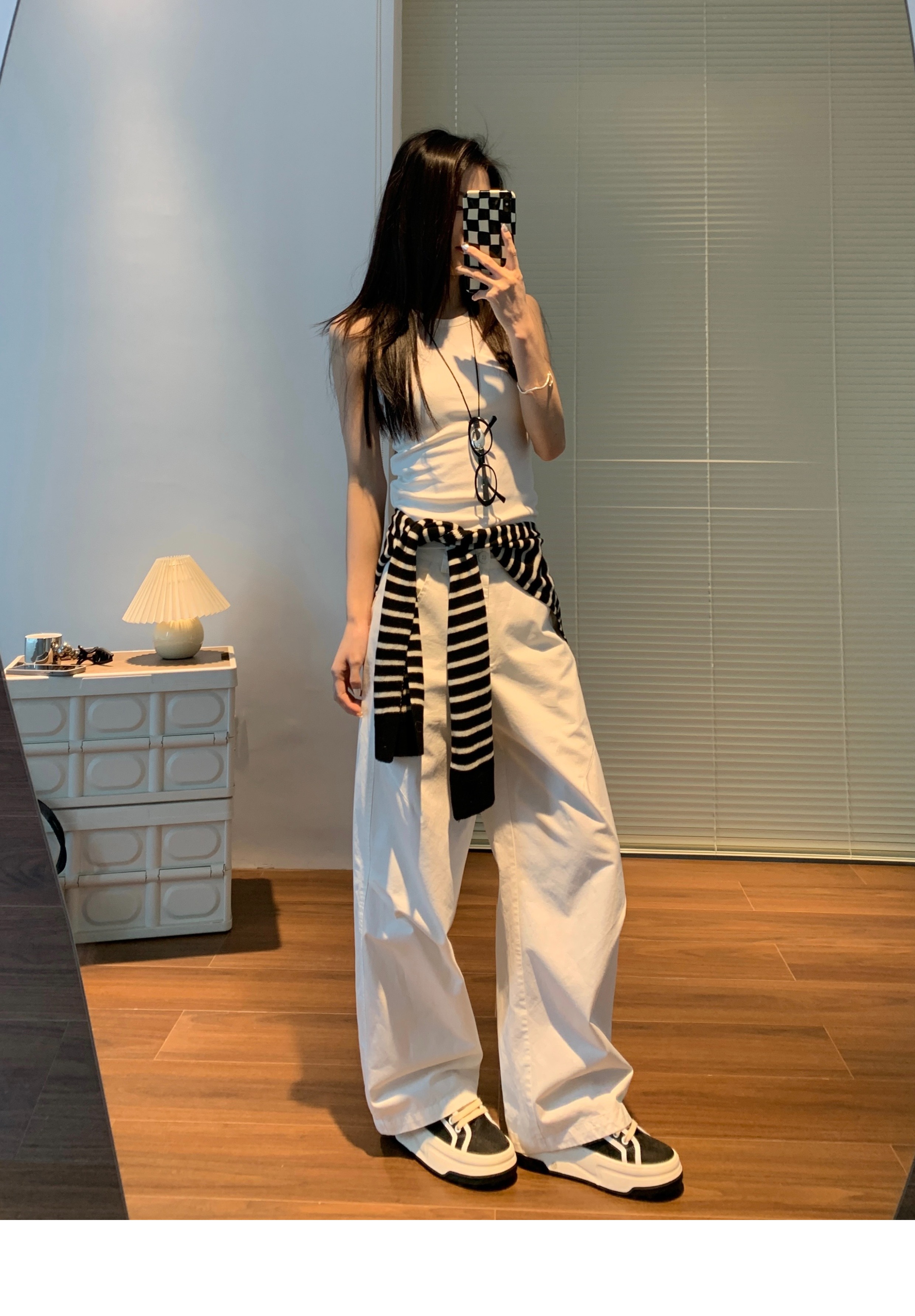 白パンツ 風合い豊かなワイドシルエットカーゴ