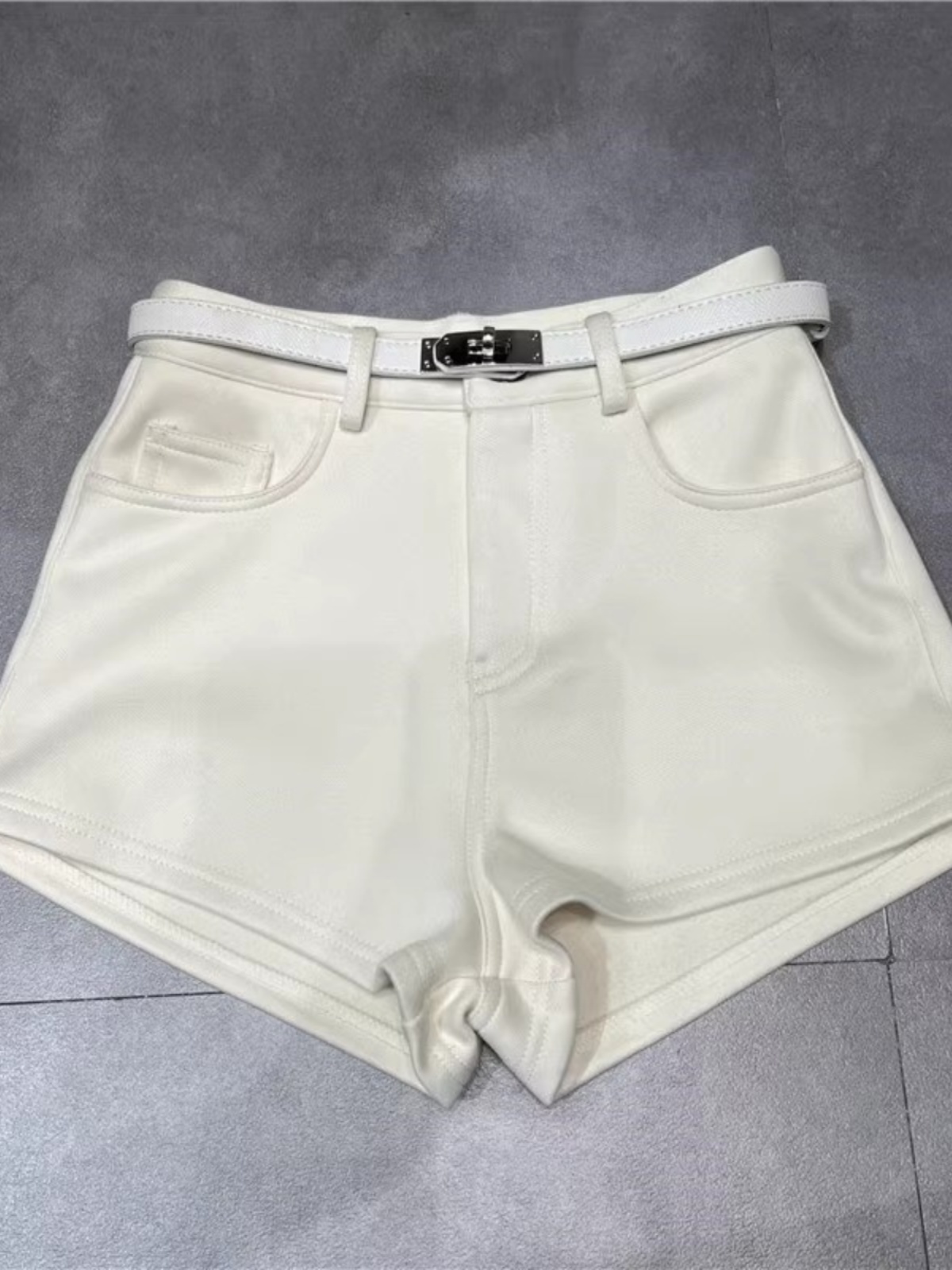 白パンツ ベルト付きミニショートパンツ