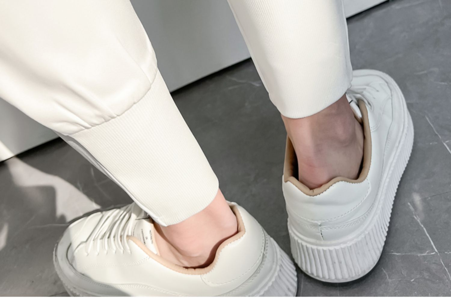 白パンツ ストレートテーパードアンクルパンツ