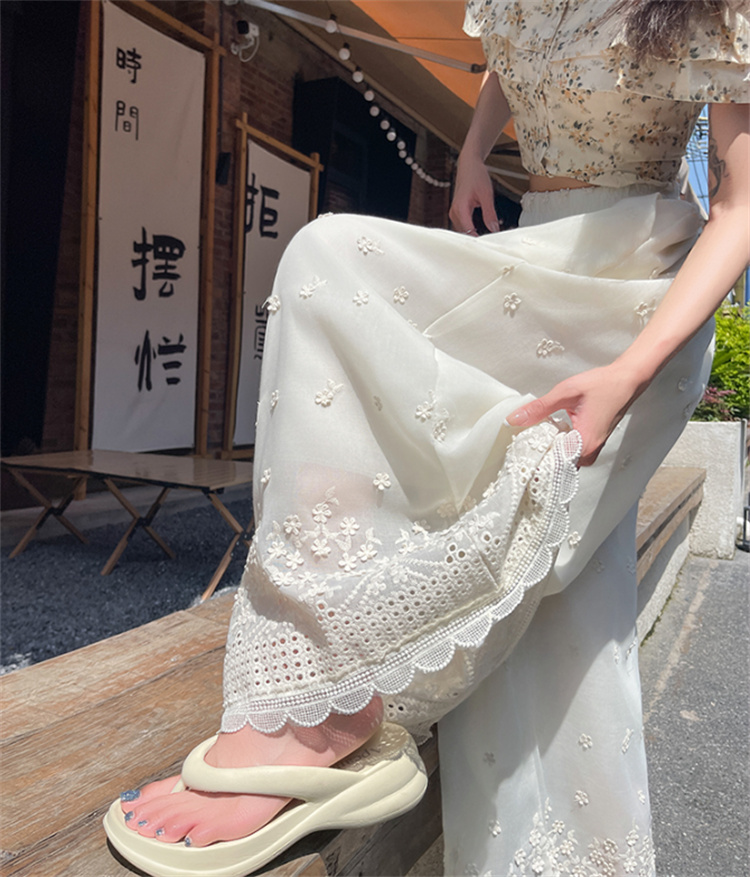 刺繍フリル裾ワイドパンツ 上品な白パンツでエレガント