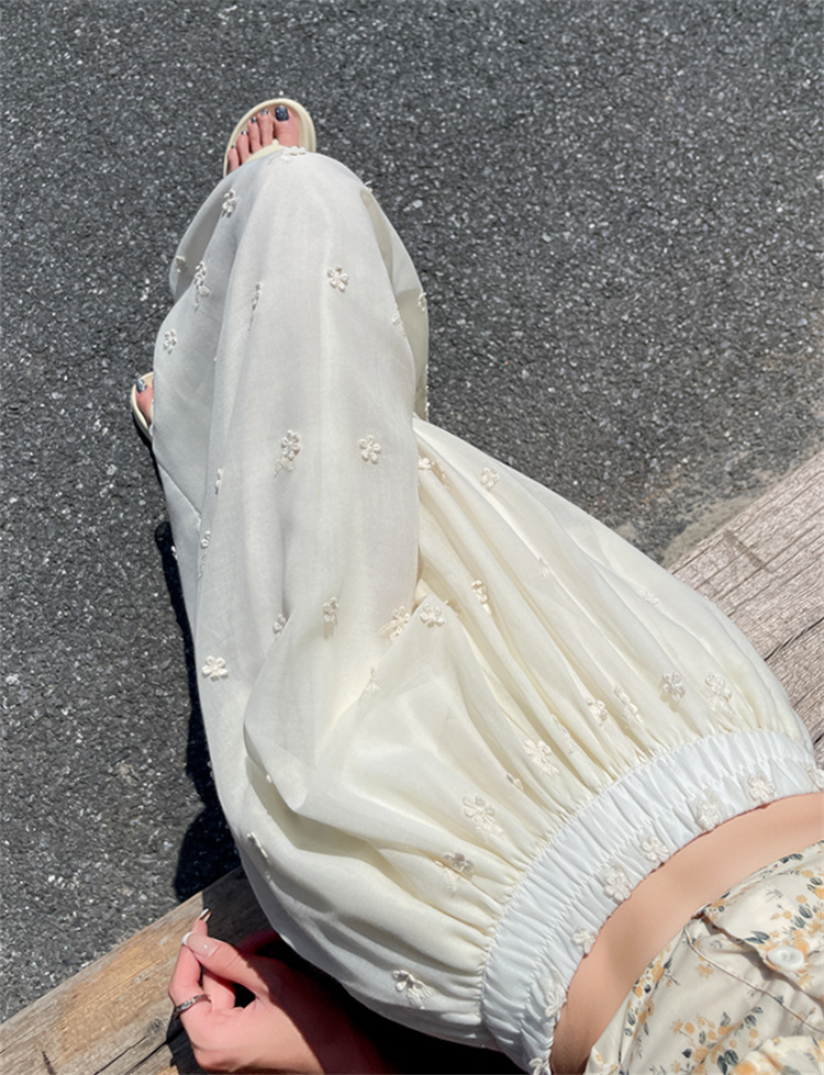 刺繍フリル裾ワイドパンツ 上品な白パンツでエレガント