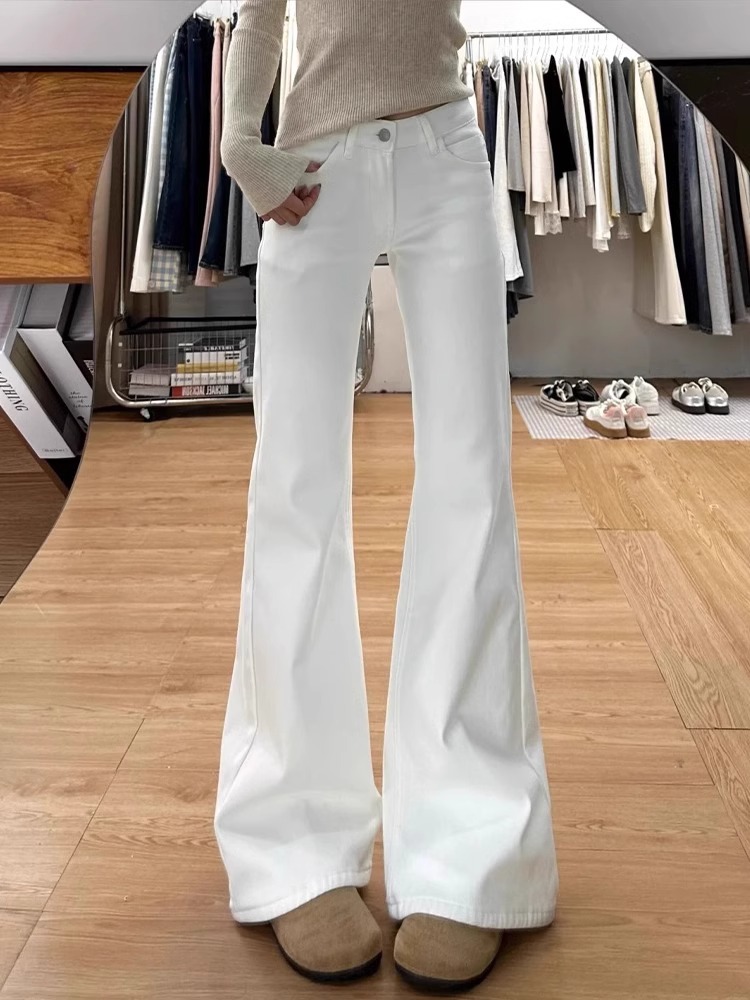白パンツ 優美なシルエットの裾広がりパンツ