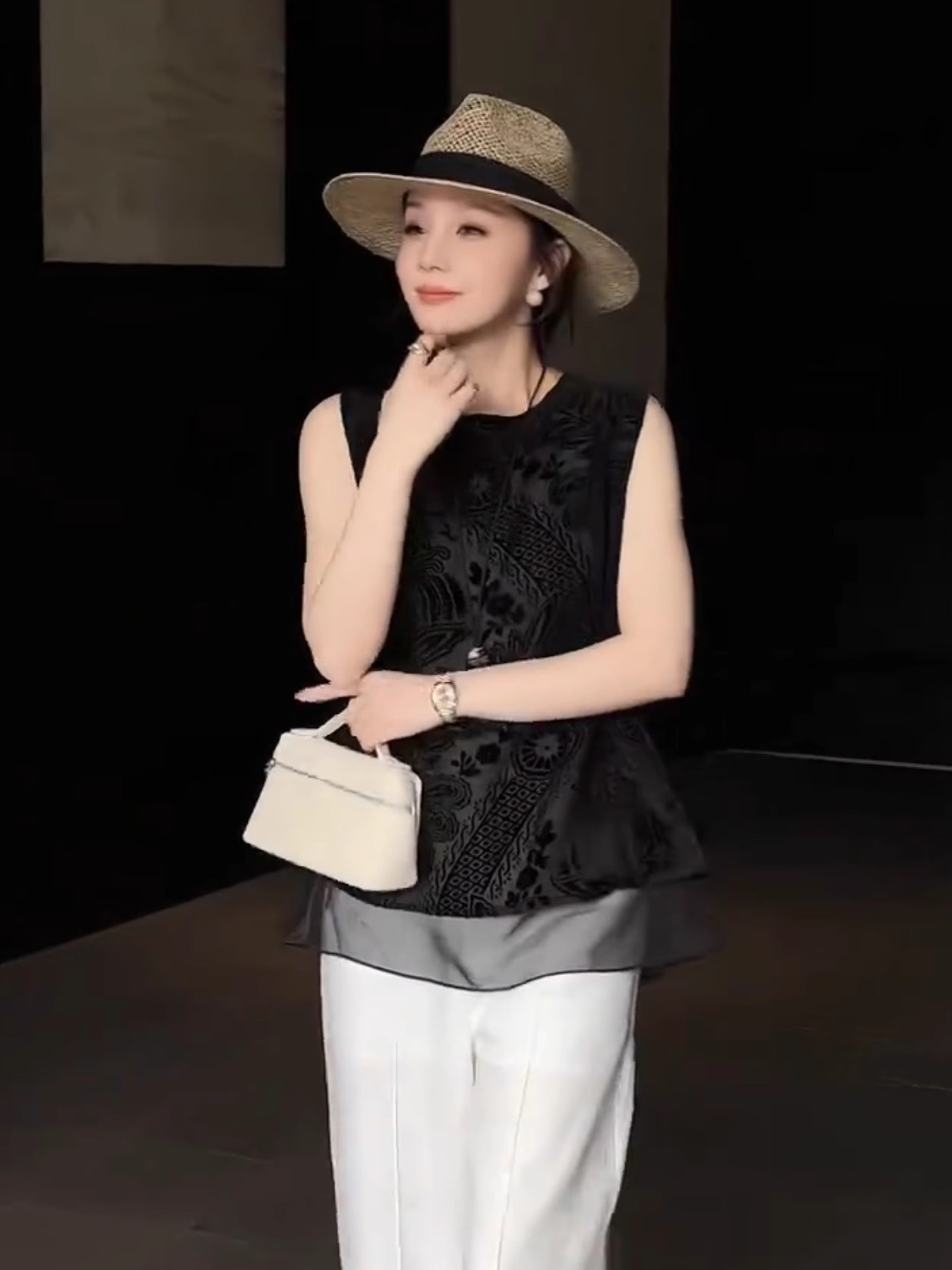 レディースシャツ 花模様ベロア風ノースリーブシャツ