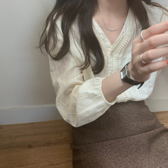 レディースシャツ 刺繍レース深ブイネック長袖ブラウス