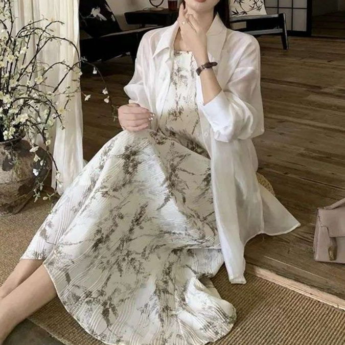 白シャツ　バタフライバック シアーシャツ