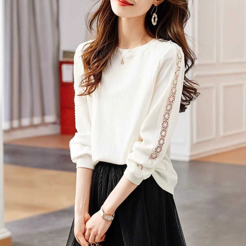 華やかで女性らしい！魅力を引き立てるおすすめの白レースシャツ【20選】