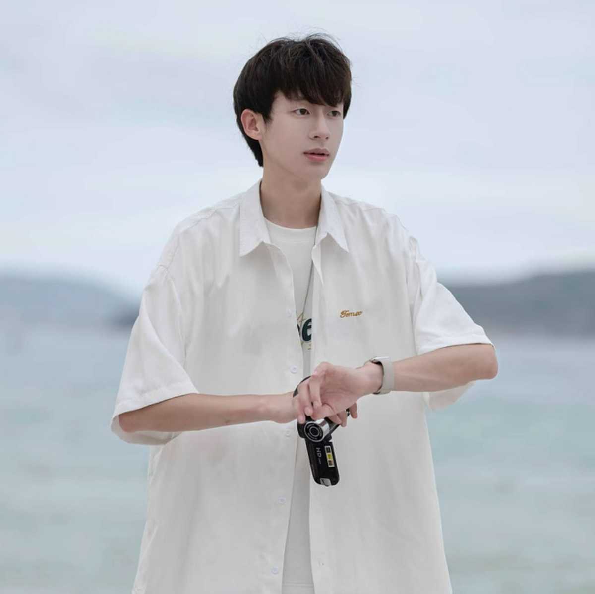 かっこよく着まわせるおすすめメンズ白シャツ10選