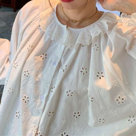 白シャツ　フラワー刺繍レース襟シャツ