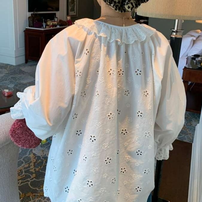 白シャツ　フラワー刺繍レース襟シャツ