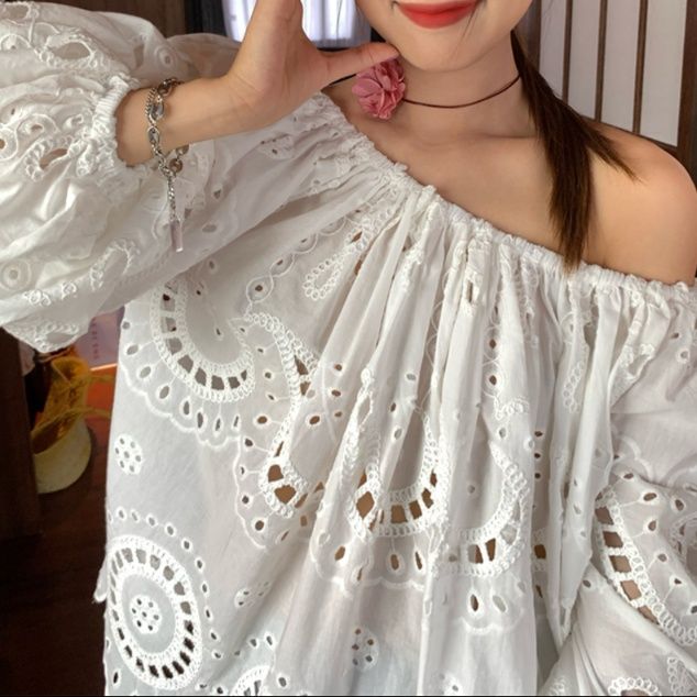 白シャツ　エレガント刺繍オフショルダーシャツ
