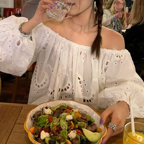 白シャツ　エレガント刺繍オフショルダーシャツ