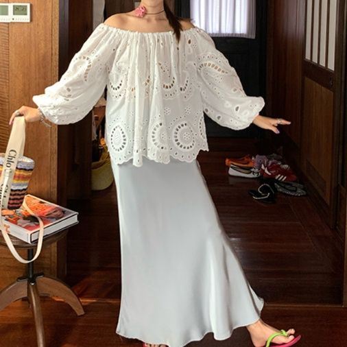 白シャツ　エレガント刺繍オフショルダーシャツ