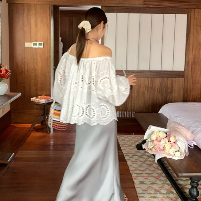 白シャツ　エレガント刺繍オフショルダーシャツ