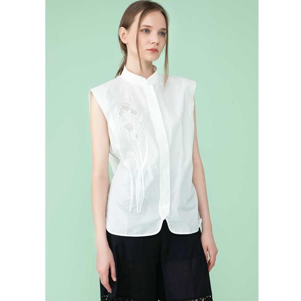 白シャツ　フラワー刺繍ノースリーブブラウス